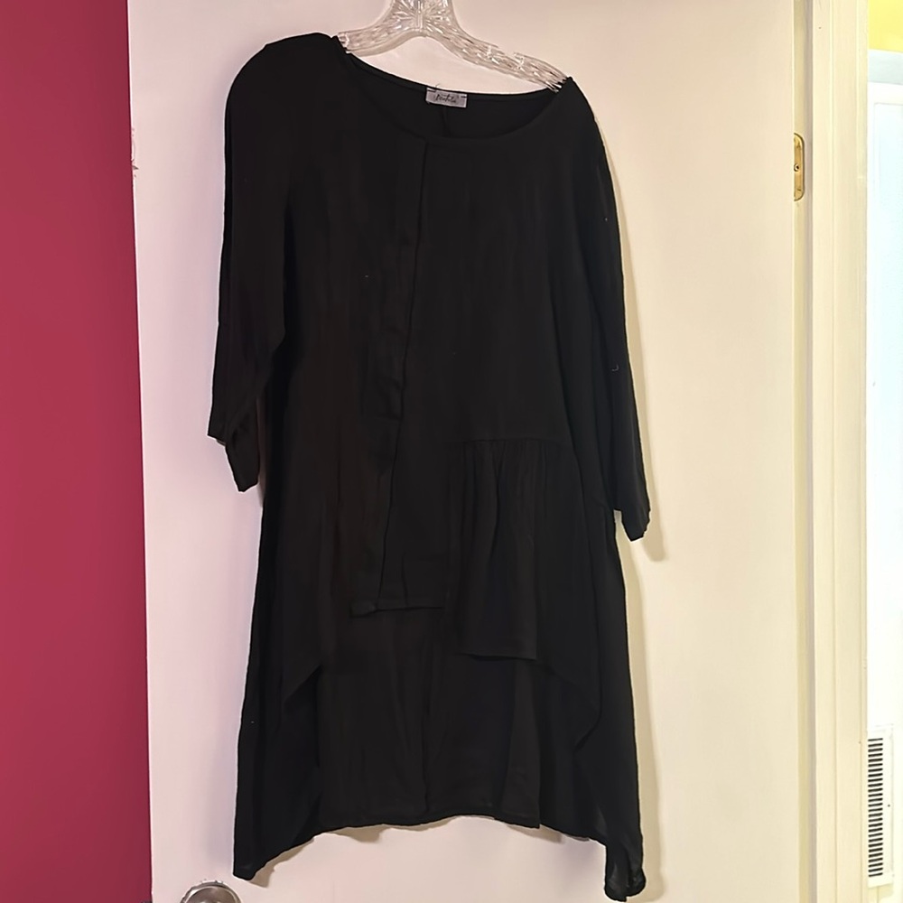 High quality linen tunic by Devitalia in black, fits size small to medium.